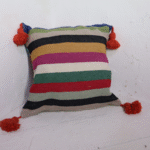 Housse de coussin faite à la main avec pompons